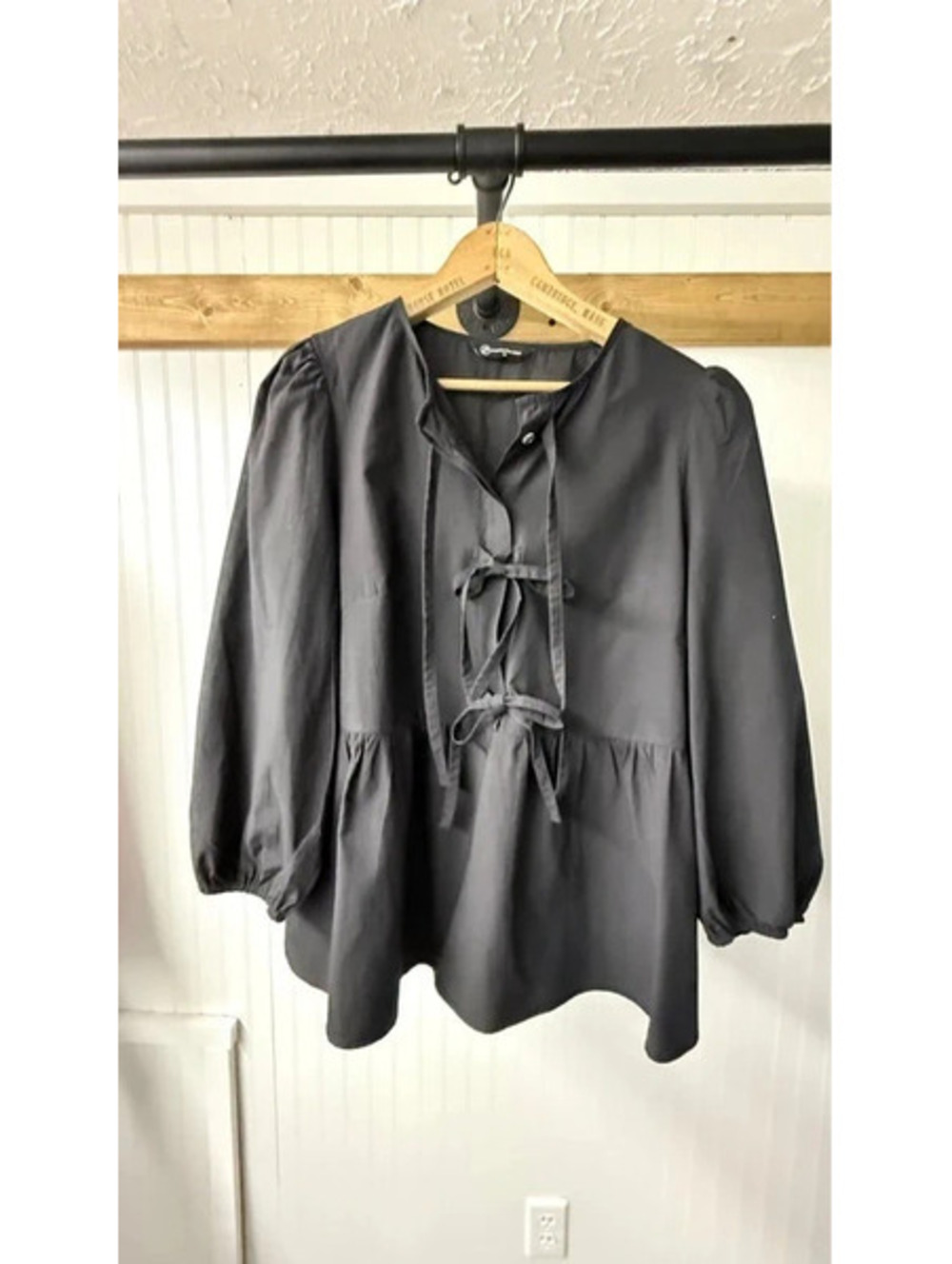 Pretty Garden front tight blouse black medium puff sleeves